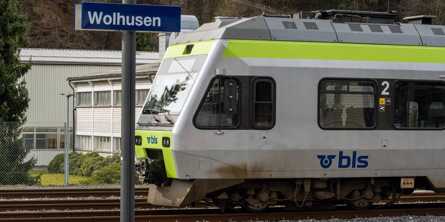 Der Bahnhof Wolhusen mit wartendem BLS-Zug.