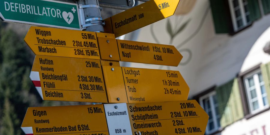 Ein Wanderwegweiser in Escholzmatt.