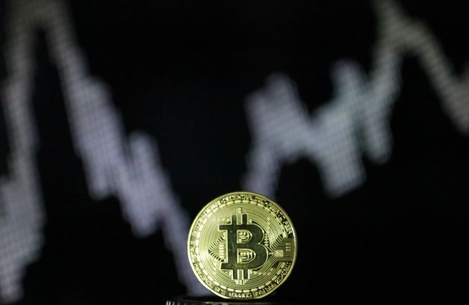 Der Bitcoin und andere Digitalwährungen sind traditionell starken Schwankungen ausgesetzt, in den vergangenen Jahren gab es bereits mehrere sogenannte «Krypto-Winter», etwa 2014 und 2018, in denen die Kurse stark einbrachen, bevor es später wieder aufwärts ging. (Ina Fassbender/dpa) Bitcoin