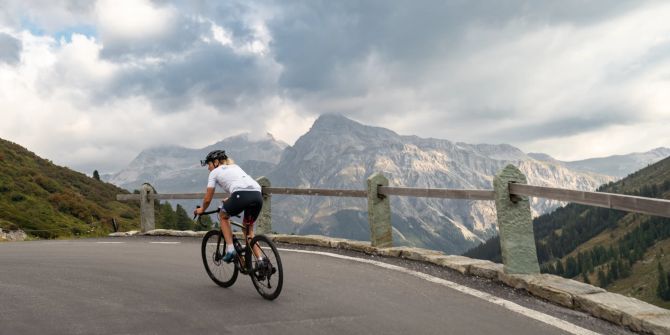 Monika Sattler auf ihrem Velo