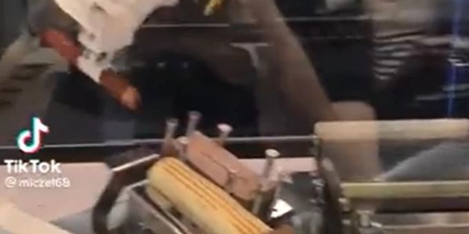 Fail-Video - Polnischer Roboter scheitert beim Hot-Dog-Machen grandios