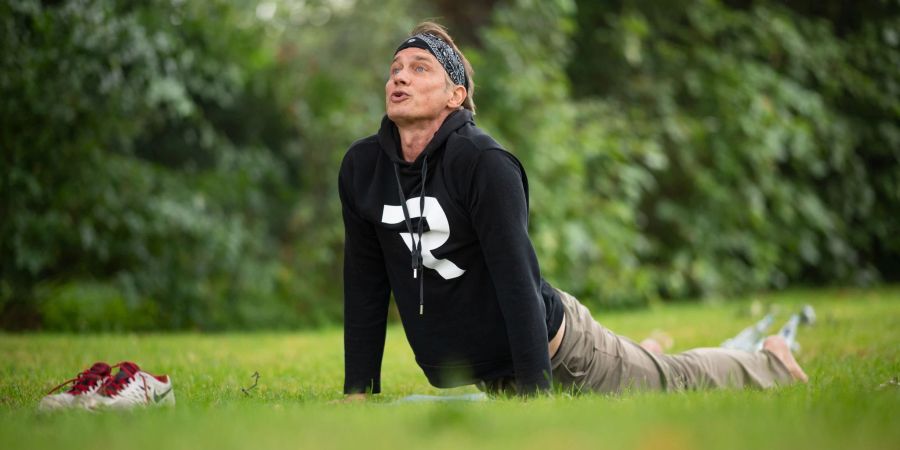 Der Schauspieler Ralf Bauer macht Yoga.