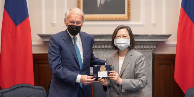 Ein vom taiwanesischen Präsidialamt zur Verfügung gestelltes Foto zeigt die taiwanesische Präsidentin Tsai Ing-wen (R), die mit dem US-Senator Ed Markey (L) während eines Treffens in Taipeh, Taiwan, am 15. August 2022 für ein Foto posiert. Tsai Ing-wen