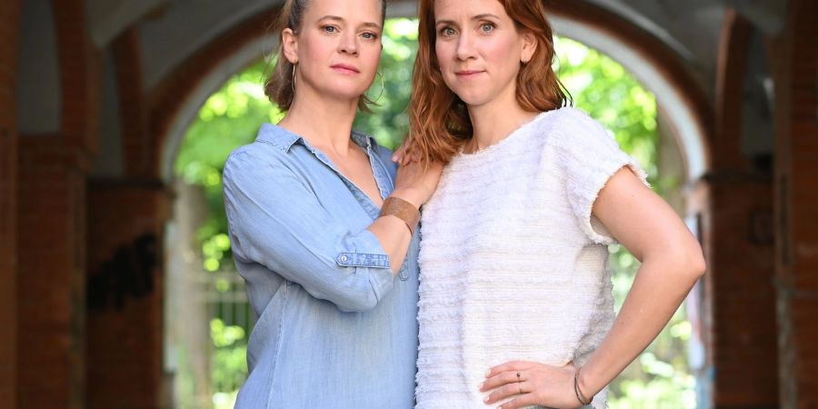 Caroline Hanke (l) und Lena Dörrie ermitteln als Geschwister.