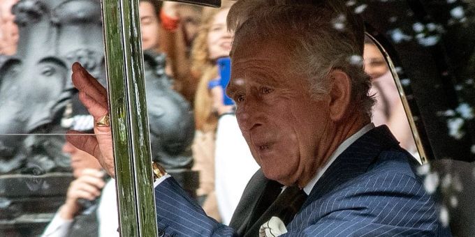 König Charles III. dankt den zahlreichen Menschen, die sich vor dem Buckingham Palast eingefunden haben. König Charles III. dankt den zahlreichen Menschen, die sich vor dem Buckingham Palast eingefunden haben.