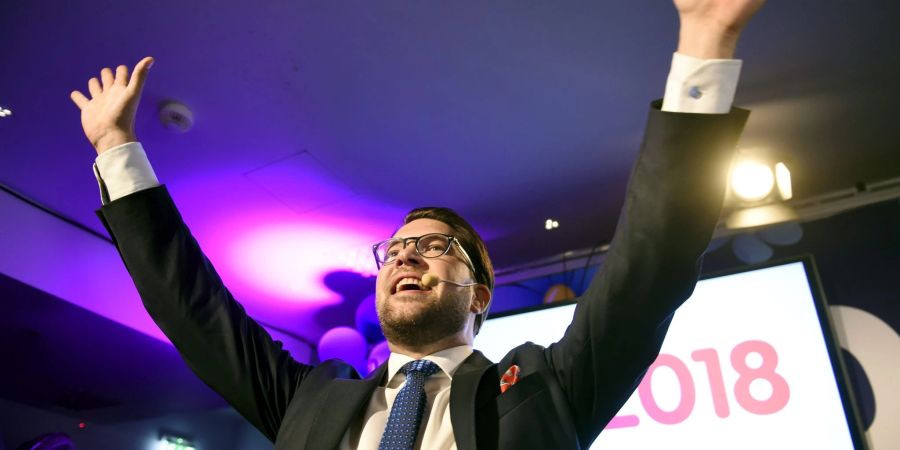 Die Rechtspopulisten mit ihrem Vorsitzenden Jimmie Åkesson (Archiv) haben die bislang stärkste bürgerliche Kraft, die Moderaten unter Parteichef Ulf Kristersson, in Umfragen überholt.