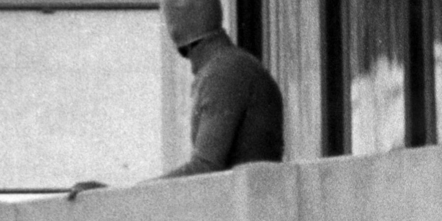 Ein vermummter arabischer Terrorist zeigt sich auf dem Balkon des israelischen Mannschaftsquartiers im Olympischen Dorf der Münchner Sommerspiele von 1972.