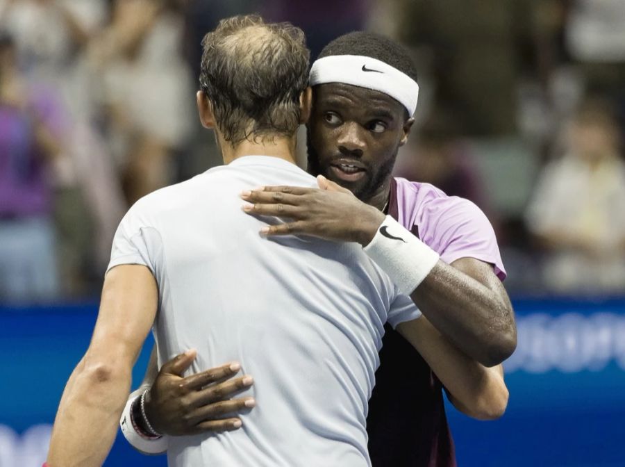 Rafael Nadal (l.) wird an den US Open völlig überraschend von Frances Tiafoe gestoppt.