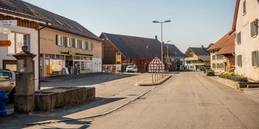 Die Flaachtalstrasse in der Ortschaft Volken im Zürcher Weinland.