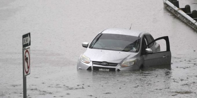 «Ertrinkt nicht!» - US-Metropole Dallas steht nach Regen unter Wasser