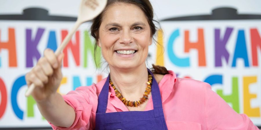 Gemeinsam mit der Barmer Krankenkasse hat Sarah Wiener über ihre Stiftung die Initiative «Ich kann kochen!» gegründet.