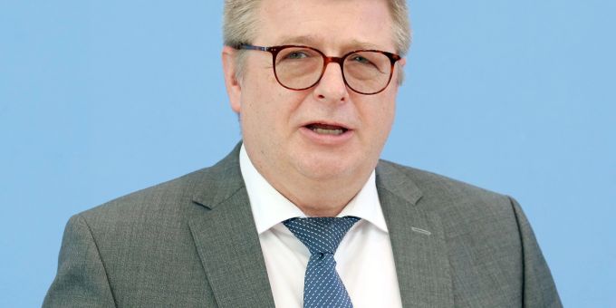 Thomas Haldenwang, Präsident des Bundesamtes für Verfassungsschutz, bei einer Pressekonferenz in Berlin. Thomas Haldenwang, Präsident des Bundesamtes für Verfassungsschutz, bei einer Pressekonferenz in Berlin.