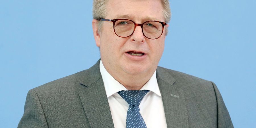 Thomas Haldenwang, Präsident des Bundesamtes für Verfassungsschutz, bei einer Pressekonferenz in Berlin.