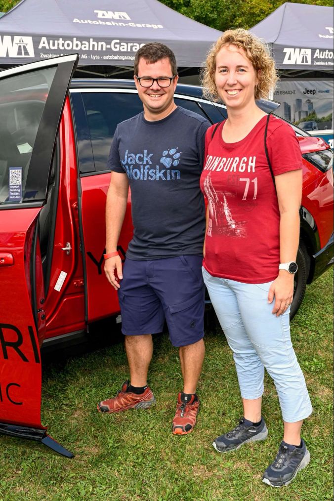 Jürg und Tanja Schweizer begeistern sich für E-Mobilität.