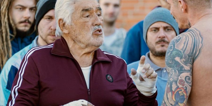 «Alte Bande»: Boxer (Mario Adorf, l.) ist der König der Justizvollzugsanstalt.