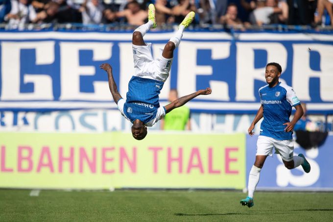 Magdeburgs Moritz-Broni Kwarteng (l) jubelt mit Luka Sliskovic nach seinem Tor zum 2:1. 1. FC Magdeburg