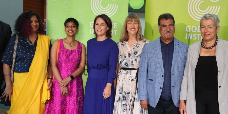 Aussenministerin Annalena Baerbock (M) und Goethe-Institut-Präsidentin Carola Lentz (r) mit den Preisträgerinnen und dem Preisträger: Nimi Ravindran (l-r), Shiva Pathak, Tali Nates und Mohamed Abla.
