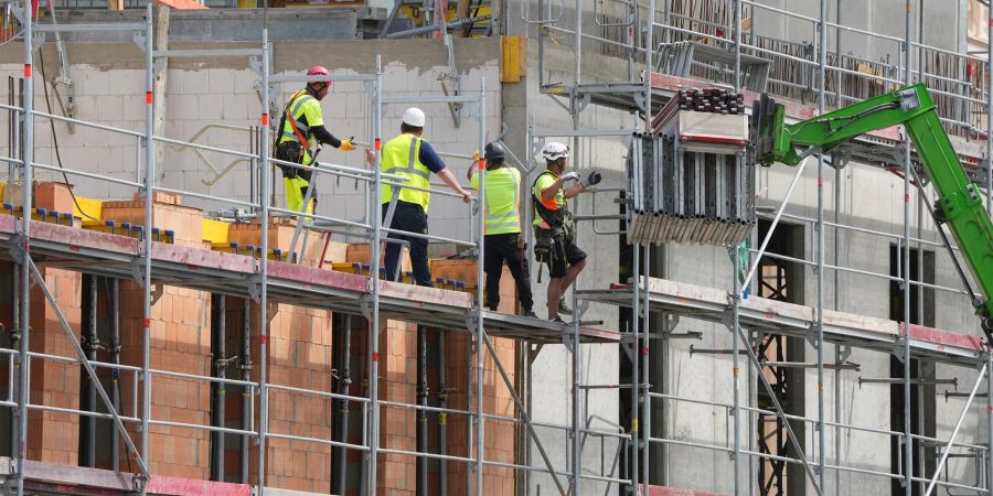 Arbeiter auf einer Baustelle am Alten Markt in der Potsdamer Innenstadt. Die Immobilienpreise in Brandenburg sind weiter angestiegen.
