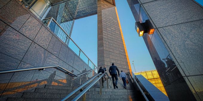Viele Unternehmen setzen schon in ihrer Architektur das Bild der Karriereleiter symbolisch als Treppe um. Treppe Unternehmen Karriereleiter Mitarbeiter