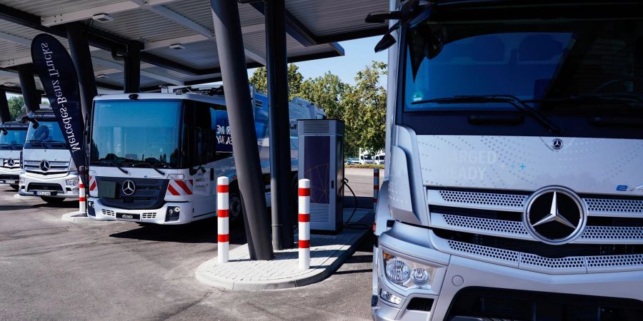 Lastwagen im Mercedes-Benz Trucks KundenCenter.