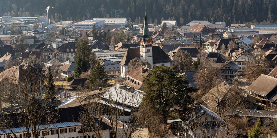 Blick auf das Dorfzentrum von Langnau und die evangelisch-reformierte Kirche.