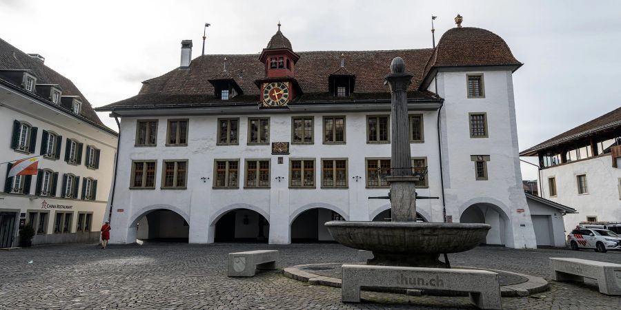 Das Rathaus und der Rathausplatz in Thun.