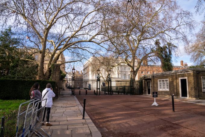 Hier bleiben King Charles und Queen Consort Camilla vorerst: die Residenz Clarence House in London. king charles Queen Elizabeth