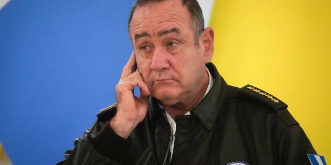 Guatemalas Präsident Alejandro Giammattei konnte aus der Gefahrenzone gebracht werden. Guatemalas Präsident Alejandro Giammattei konnte aus der Gefahrenzone gebracht werden.