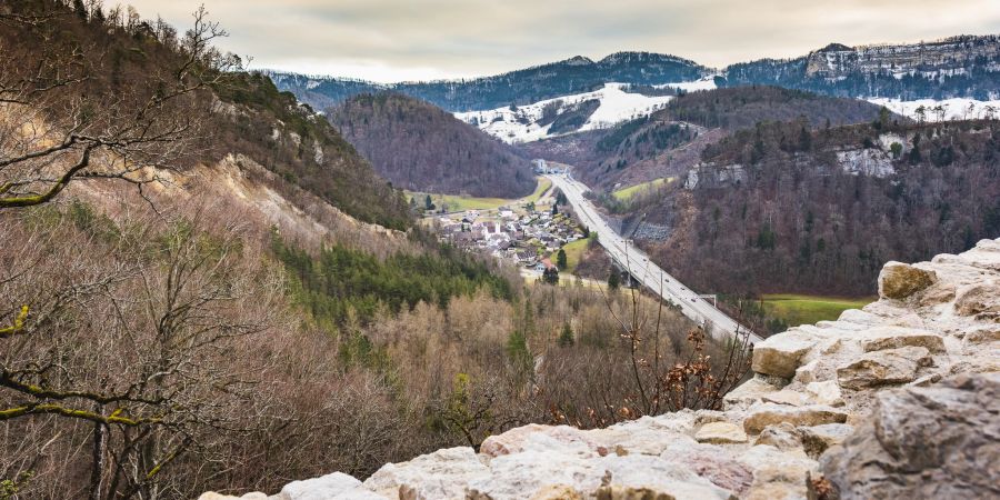 Blick von der Witwald auf das Dorf Eptingen und auf die A2 mit dem Nordportal des Belchentunnels.