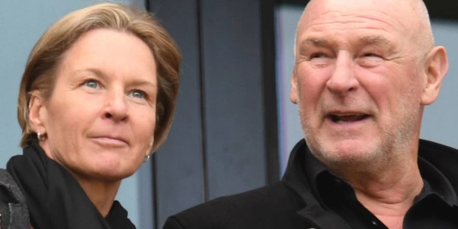 Schon bald Europameisterin und Finca-Besitzerin? Bundestrainerin Martina Voss-Tecklenburg an der Seite ihres Mannes Hermann.