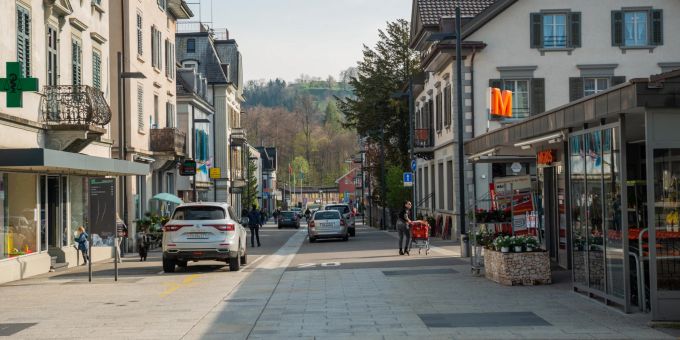 Die Bahnhofstrasse in Wald ZH. Die Bahnhofstrasse in Wald ZH.