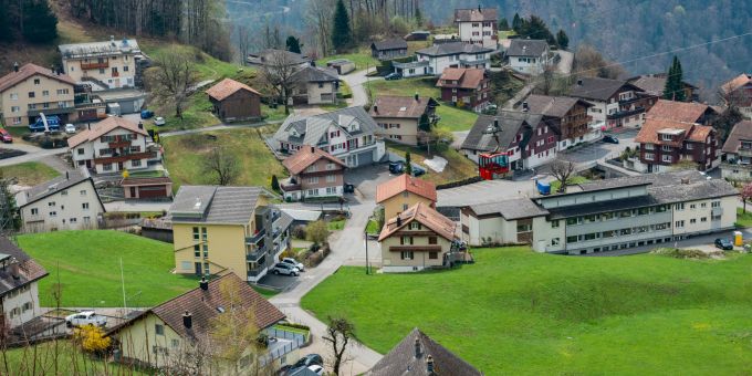 Die Luftseilbahn Illgau-Riet über der Gemeinde Illgau. Die Luftseilbahn Illgau-Riet über der Gemeinde Illgau.