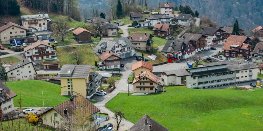 Die Luftseilbahn Illgau-Riet über der Gemeinde Illgau.