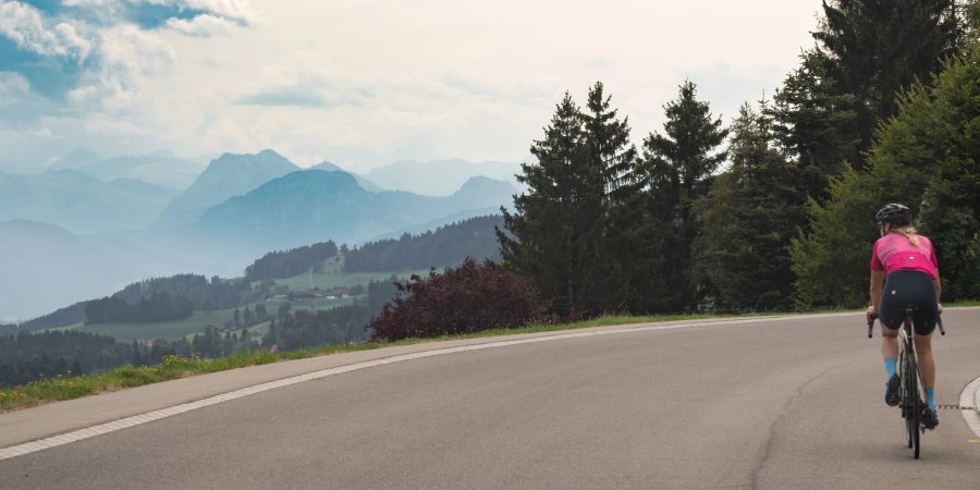 Monika Sattler auf ihrem Velo