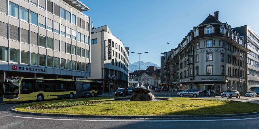 Der Maulbeerkreisel in Thun mit den Gebäuden der Berner Kantonalbank, von Manor, dem Thuner Tagblatt und ganz hinten dem Bahnhof Thun.