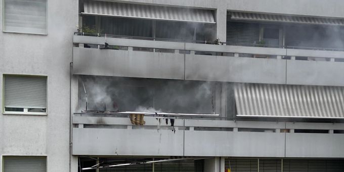 Gasgrill auf Balkon verursacht Brand. Eine Person wurde verletzt.