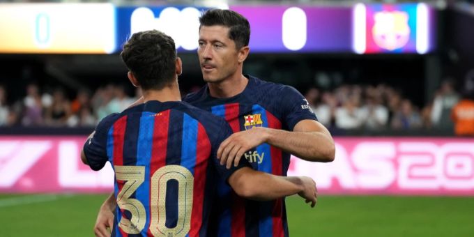 Robert Lewandowski kostet den FC Barcelona eine Stange Geld. FC Barcelona