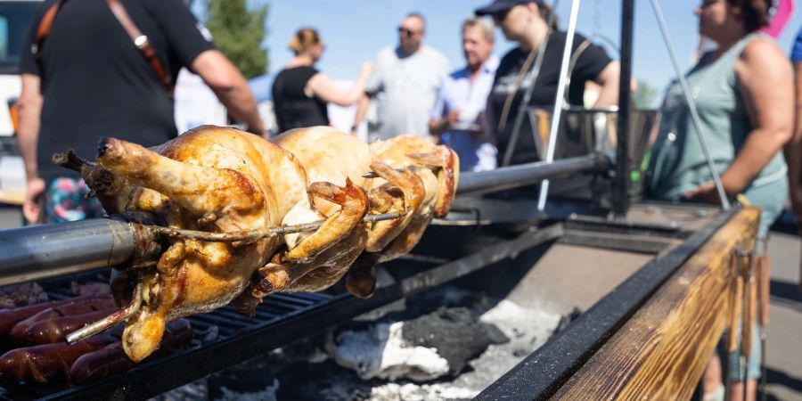 Geflügel dreht sich auf einem Grill während der 25. Deutsche Grill- und BBQ-Meisterschaft.