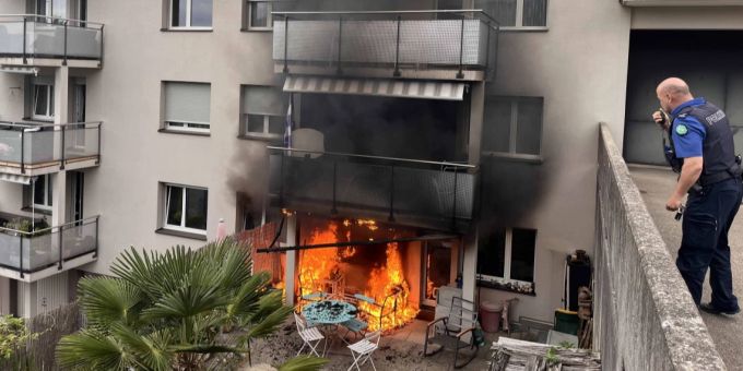 50'000 Franken Sachschaden durch einen Brand auf der Terrasse eines Mehrfamlienhauses.
