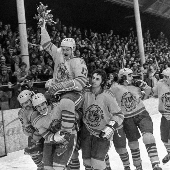 Meister 1976: Die Spieler des SC Langnau tragen Spielertrainer Jean Cusson auf den Schultern. Auf der Brust der Tiger. Langnau 1976 National League
