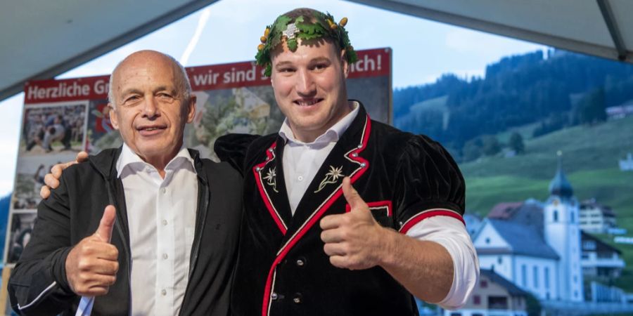 Joel Wicki strahlt mit Bundesrat Ueli Maurer um die Wette.