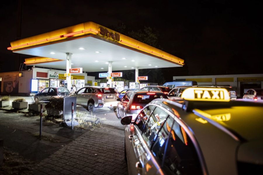Deutsche Autofahrer mussten am Mittwoch vor den Zapfsäulen viel Geduld aufbringen.