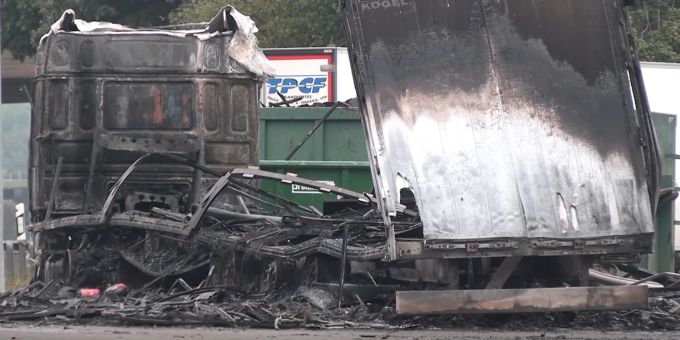 Zwei LKWs sind bei einem Brand in Pratteln BL komplett ausgebrannt. Pratteln