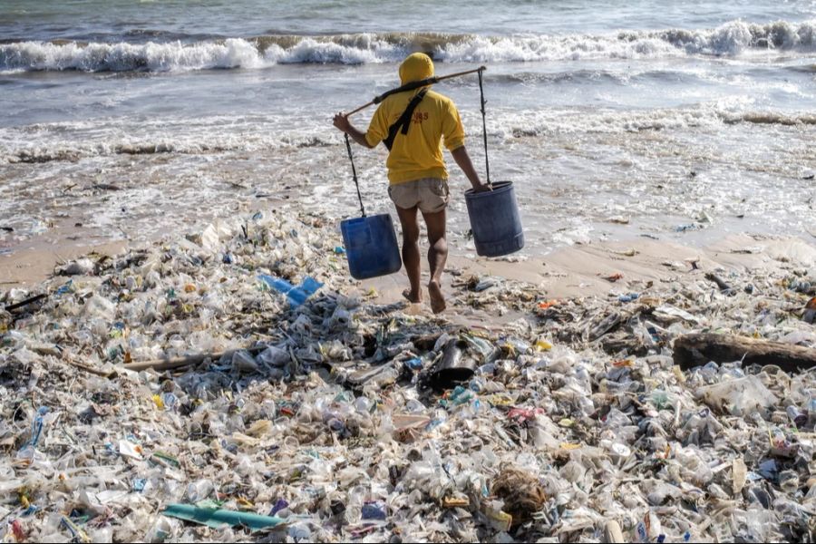 Die Ferien-Insel Bali wird derzeit von einer Müll-Flut überrollt.