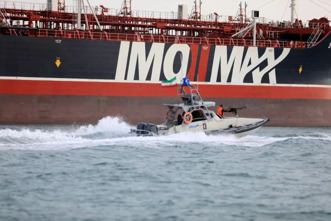 Ein Schnellboot der iranischen Revolutionsgarden umkreist den unter britischer Flagge fahrenden Öltanker «Stena Impero» der schwedischen Reederei «Stena Bulk». Iran - Öltanker Stena Impero