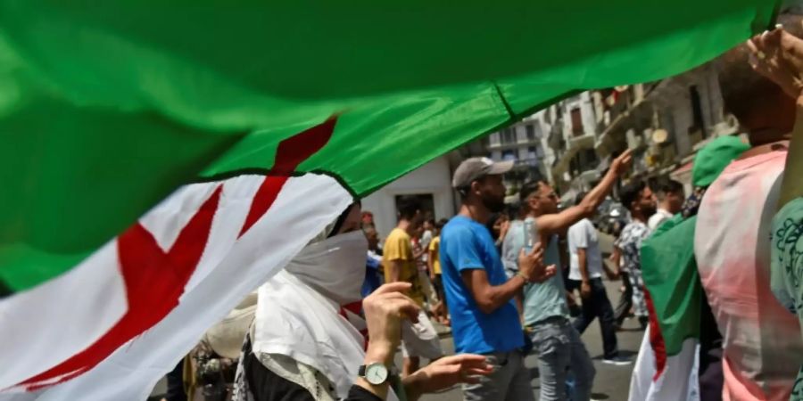 Demonstranten mit der algerischen Flagge