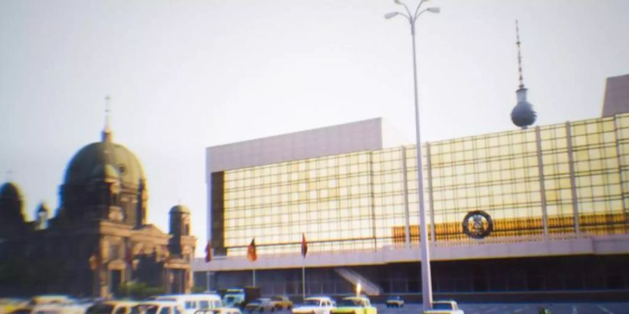Der Palast der Republik (r), der Berliner Fernsehturm und der Berliner Dom sind durch eine Virtual-Reality-Brille zu sehen. Foto: Christoph Soeder