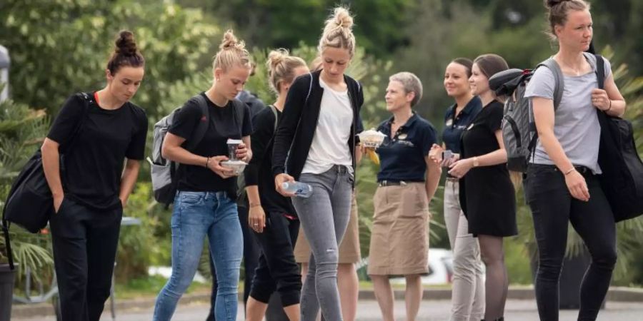 Nach dem Aus bei der WM in Frankreich treten die deutschen Nationalspielerinnen die Heimreise an. Foto: Sebastian Gollnow