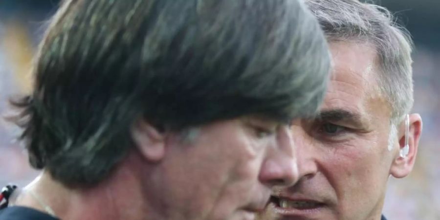 Bundestrainer Joachim Löw (l) spricht vor dem Finale mit U21-Bundestrainer Stefan Kuntz. Foto: Cezaro De Luca