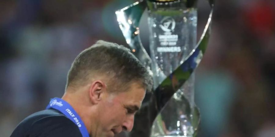 Trainer Stefan Kuntz geht an der Trophäe für den U21-Eurpameister vorbei. Foto: Cezaro De Luca
